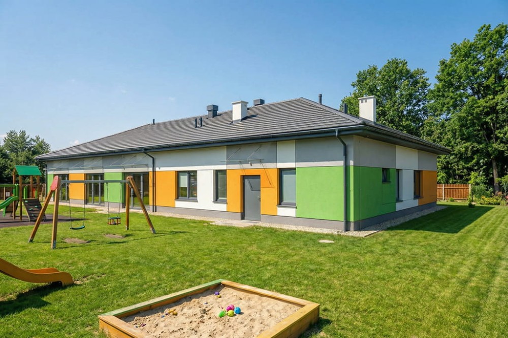 Projekt żłobka K-167, parterowy ze strychem nieużytkowym, bez podpiwniczenia i bez garażu - wizualizacja elewacji ogrodowej