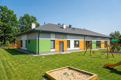 Projekt żłobka LK-167, parterowy ze strychem nieużytkowym, bez podpiwniczenia i bez garażu - wizualizacja elewacji ogrodowej