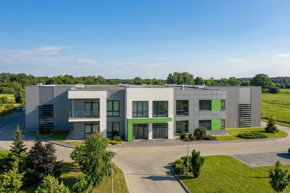 Projekt budynku biurowo - produkcyjnego K-154, niepodpiwniczony i składa się z dwóch części: dwukondygnacyjnego budynku biurowego i jednokondygnacyjnej hali produkcyjnej  - wizualizacja elewacji frontowej