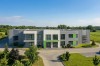 Projekt budynku biurowo - produkcyjnego K-154, niepodpiwniczony i składa się z dwóch części: dwukondygnacyjnego budynku biurowego i jednokondygnacyjnej hali produkcyjnej  - wizualizacja elewacji frontowej