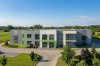 Projekt budynku biurowo - produkcyjnego LK-154, niepodpiwniczony i składa się z dwóch części: dwukondygnacyjnego budynku biurowego i jednokondygnacyjnej hali produkcyjnej  - wizualizacja elewacji frontowej
