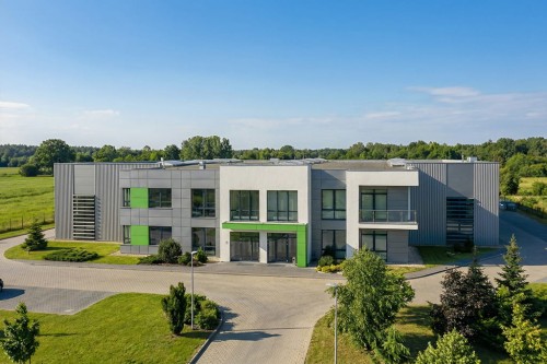 Projekt budynku biurowo - produkcyjnego LK-154, niepodpiwniczony i składa się z dwóch części: dwukondygnacyjnego budynku biurowego i jednokondygnacyjnej hali produkcyjnej  - wizualizacja elewacji frontowej
