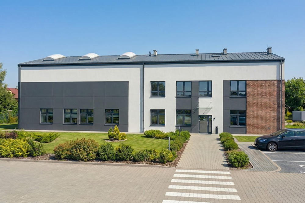 Projekt budynku biurowo socjalnego z zapleczem garażowo magazynowym K-158, piętrowy, z garażem, bez podpiwniczenia - wizualizacja elewacji  lewej