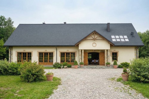 Projekt budynku gastronomicznego K-172, parterowy z poddaszem, niepodpiwniczony, bez garażu - wizualizacja elewacji frontowej