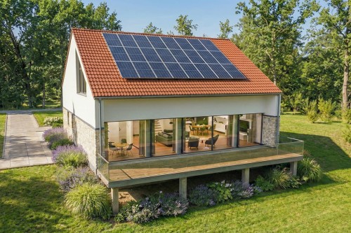 Projekt domu Tavis 2 L-6806,  parterowy, z poddaszem użytkowym, przystosowany na pochyłą działkę - wizualizacja elewacji ogrodowej