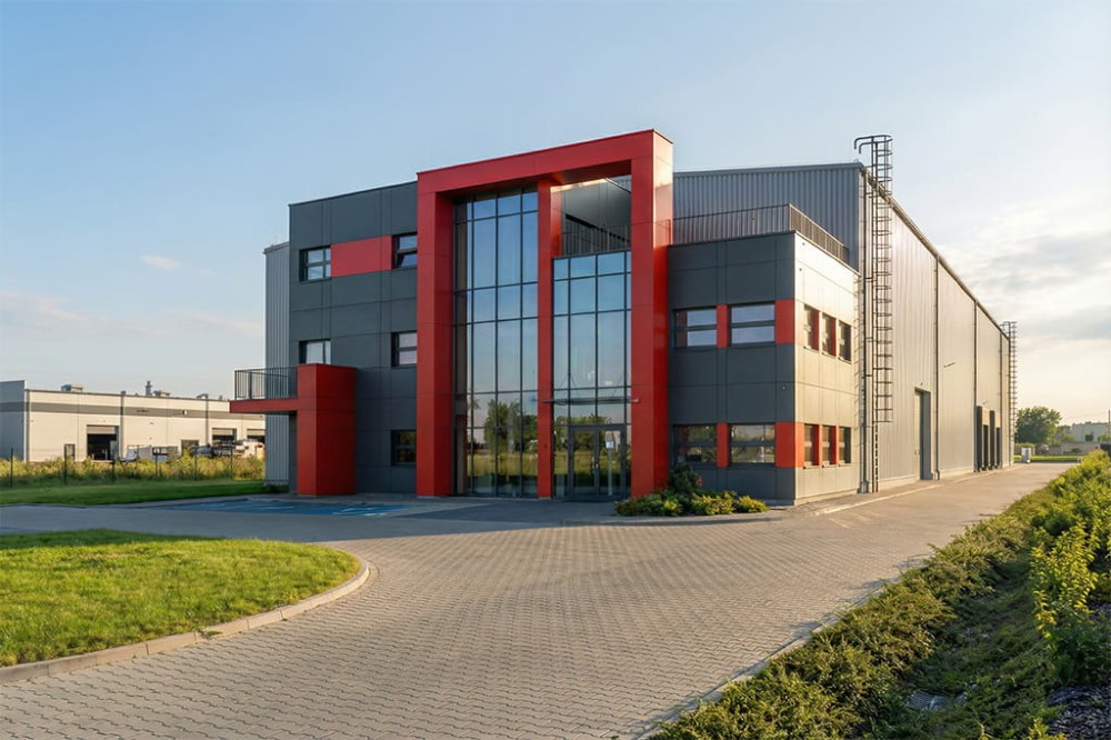 Projekt budynku magazynowo - produkcyjno - biurowego K-146, Hala magazynowa jednokondygnacyjna, część biurowa trzykondygnacyjna. Budynek niepodpiwniczony  - wizualizacja elewacji frontowej