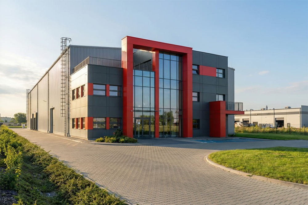 Projekt budynku magazynowo - produkcyjno - biurowego LK-146, Hala magazynowa jednokondygnacyjna, część biurowa trzykondygnacyjna. Budynek niepodpiwniczon - wizualizacja elewacji frontowej