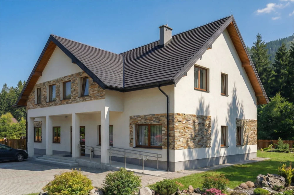 Projekt budynku noclegowego K-61 B, parterowy z poddaszem użytkowym, częściowo podpiwniczony, bez garażu - wizualizacja elewacji prawej