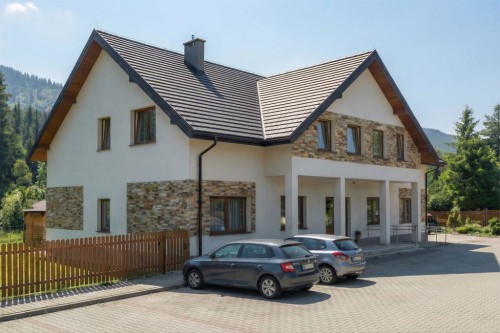 Projekt budynku noclegowego K-61 B, parterowy z poddaszem użytkowym, częściowo podpiwniczony, bez garażu - wizualizacja elewacji lewej
