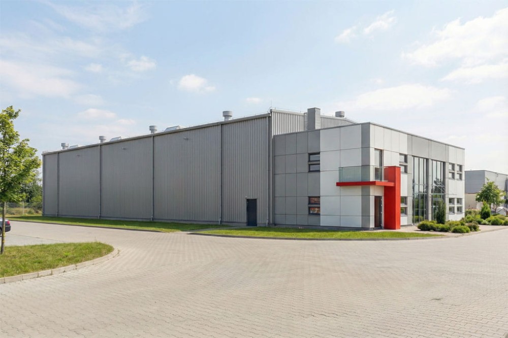 Projekt budynku produkcyjno - biurowego K-89 B, dwukondygnacyjnego budynku biurowego, jednokondygnacyjnej hali magazynowo - produkcyjnej, niepodpiwniczony - wizualizacja elewacji lewej