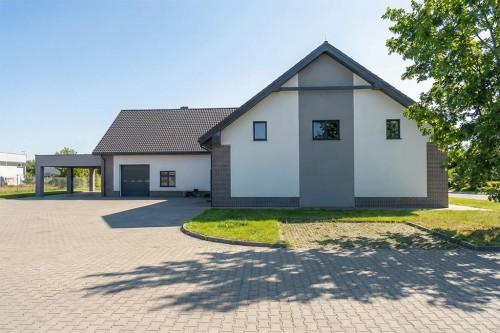 Projekt budynku usługowego K-156, parterowy z poddaszem użytkowym, bez podpiwniczenia - wizualizacja elewacji frontowej