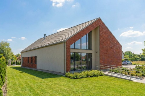 Projekt budynku usługowego (stomatologia) K-162, parterowy ze strychem nieużytkowym na części budynku, bez podpiwniczenia i bez garażu - wizualizacja elewacji lewej
