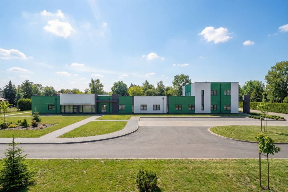 Projekt ośrodka rehabilitacyjnego z częścią hotelową K-155, dwukondygnacyjny, niepodpiwniczony, bez garażu - wizualizacja elewacji lewej
