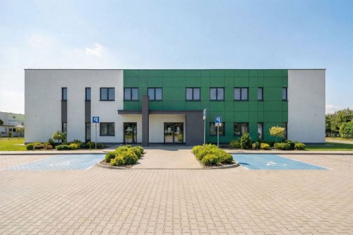 Projekt ośrodka rehabilitacyjnego z częścią hotelową LK-155, dwukondygnacyjny, niepodpiwniczony, bez garażu - wizualizacja elewacji frontowej