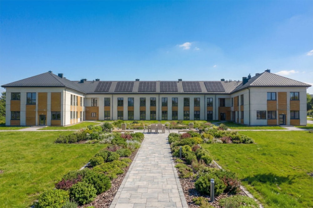 Projekt budynku ZOL z przychodnią rehabilitacyjną i apteką K-157, piętrowy bez garażu i podpiwniczenia - wizualizacja elewacji ogrodowej