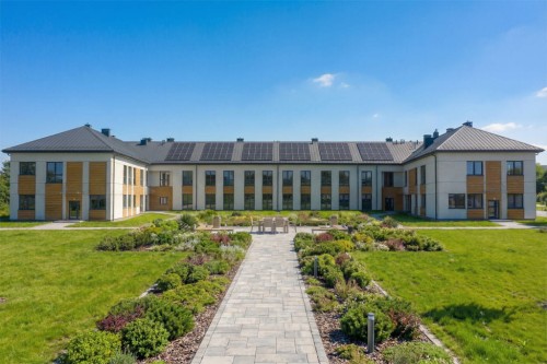 Projekt budynku ZOL z przychodnią rehabilitacyjną i apteką K-157, piętrowy bez garażu i podpiwniczenia - wizualizacja elewacji ogrodowej