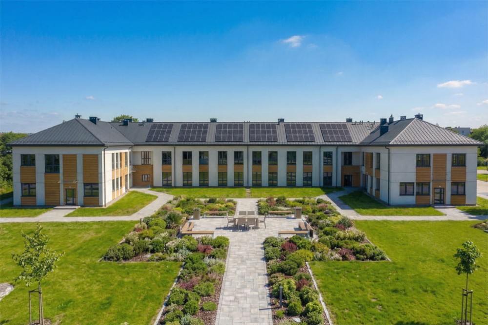 Projekt budynku ZOL z przychodnią rehabilitacyjną i apteką K-157, piętrowy bez garażu i podpiwniczenia - wizualizacja elewacji ogrodowej ujęcie 2