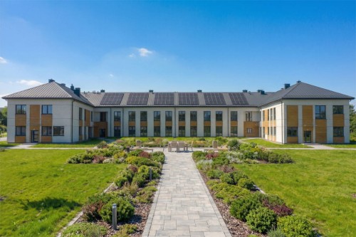 Projekt budynku ZOL z przychodnią rehabilitacyjną i apteką LK-157, piętrowy bez garażu i podpiwniczenia - wizualizacja elewacji ogrodowej