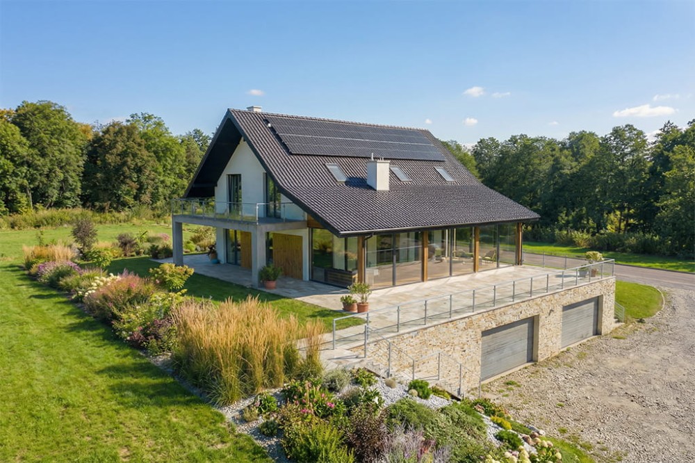 Projekt domu Adix DM-6862, parterowy z poddaszem użytkowym, podpiwniczony, z garażem dwustanowiskowym – wizualizacja elewacji