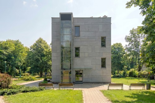 Projekt budynku biurowego K-179, trzykondygnacyjny, niepodpiwniczony, zaprojektowany w technologii tradycyjnej murowanej - wizualizacja elewacji frontowej