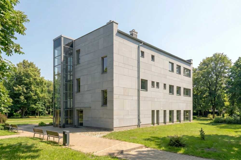 Projekt budynku biurowego K-179, trzykondygnacyjny, niepodpiwniczony, zaprojektowany w technologii tradycyjnej murowanej - wizualizacja elewacji prawej