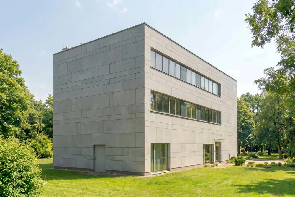 Projekt budynku biurowego K-179, trzykondygnacyjny, niepodpiwniczony, zaprojektowany w technologii tradycyjnej murowanej - wizualizacja elewacji lewej ujęcie 2