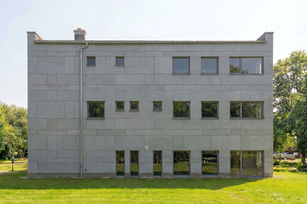 Projekt budynku biurowego K-179, trzykondygnacyjny, niepodpiwniczony, zaprojektowany w technologii tradycyjnej murowanej - wizualizacja elewacji prawej ujęcie 2