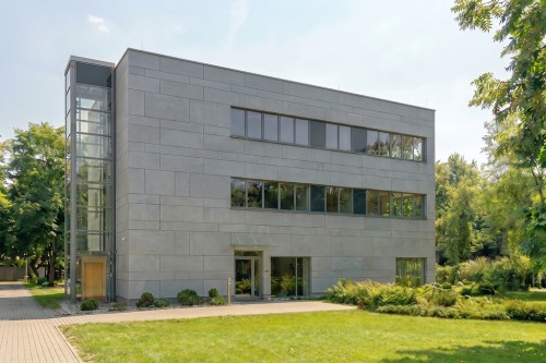 Projekt budynku biurowego LK-179, trzykondygnacyjny, niepodpiwniczony, zaprojektowany w technologii tradycyjnej murowanej - wizualizacja elewacji prawej