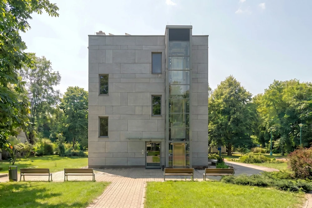 Projekt budynku biurowego LK-179, trzykondygnacyjny, niepodpiwniczony, zaprojektowany w technologii tradycyjnej murowanej - wizualizacja elewacji frontowej