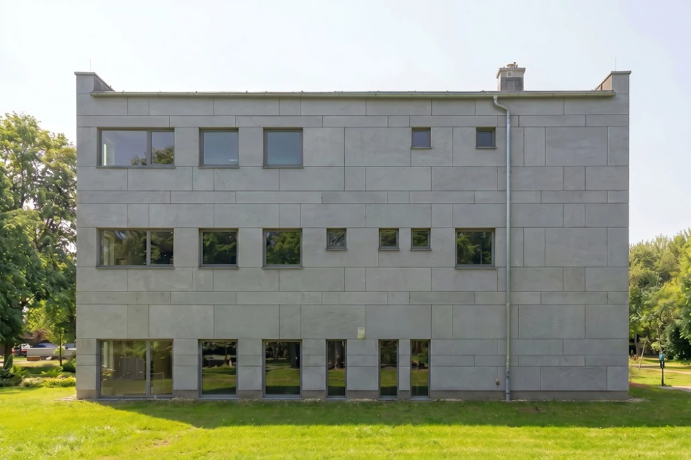 Projekt budynku biurowego LK-179, trzykondygnacyjny, niepodpiwniczony, zaprojektowany w technologii tradycyjnej murowanej - wizualizacja elewacji lewej ujęcie 2