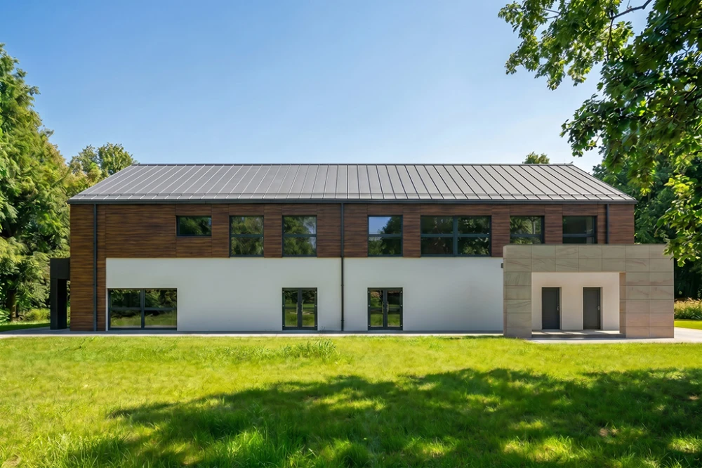 Projekt krytego basenu z częścią mieszkalną  K-176, częściowo podpiwniczony, z dwiema kondygnacjami nadziemnymi: parterem oraz piętrem - wizualizacja elewacji prawej