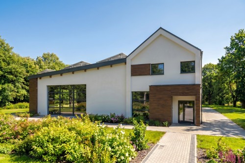 Projekt krytego basenu z częścią mieszkalną K-176, częściowo podpiwniczony, z dwiema kondygnacjami nadziemnymi: parterem oraz piętrem - wizualizacja elewacji frontowej