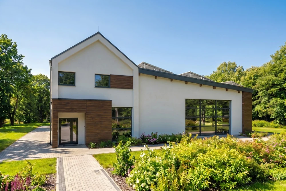 Projekt krytego basenu z częścią mieszkalną  LK-176, częściowo podpiwniczony, z dwiema kondygnacjami nadziemnymi: parterem oraz piętrem - wizualizacja elewacji frontowej