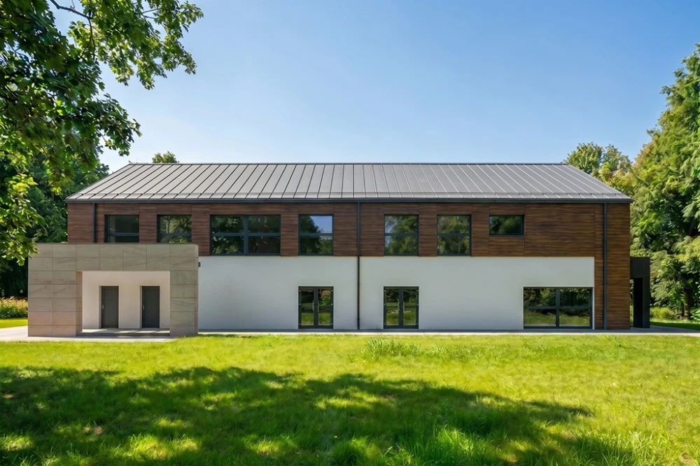 Projekt krytego basenu z częścią mieszkalną  LK-176, częściowo podpiwniczony, z dwiema kondygnacjami nadziemnymi: parterem oraz piętrem - wizualizacja elewacji prawej