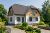 Projekt domu Brodów tech. DM-6182 tech., parterowy z użytkowym poddaszem, częściowo podpiwniczony, z garażem dwustanowiskowym - wizualizacja elewacji ogrodowej