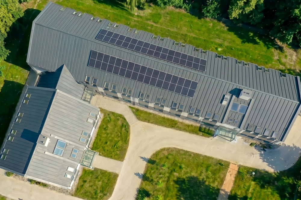 Projekt budynku zakładu opiekuńczo-leczniczego K-174, dwukondygnacyjny, niepodpiwniczony, z parterem oraz poddaszem użytkowym - widok z góry