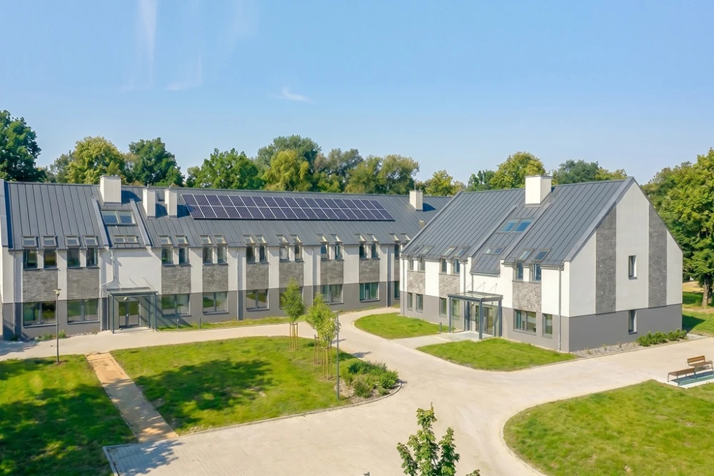 Projekt budynku zakładu opiekuńczo-leczniczego LK-174, dwukondygnacyjny, niepodpiwniczony, z parterem oraz poddaszem użytkowym - wizualizacja elewacji prawej