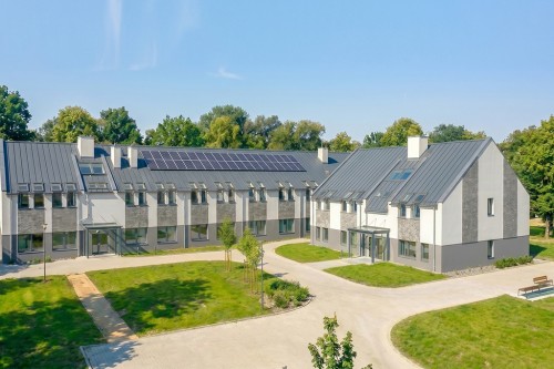 Projekt budynku zakładu opiekuńczo-leczniczego LK-174, dwukondygnacyjny, niepodpiwniczony, z parterem oraz poddaszem użytkowym - wizualizacja elewacji prawej