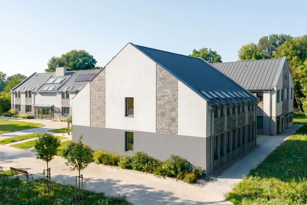 Projekt budynku zakładu opiekuńczo-leczniczego LK-174, dwukondygnacyjny, niepodpiwniczony, z parterem oraz poddaszem użytkowym - wizualizacja elewacji prawej ujęcie 2