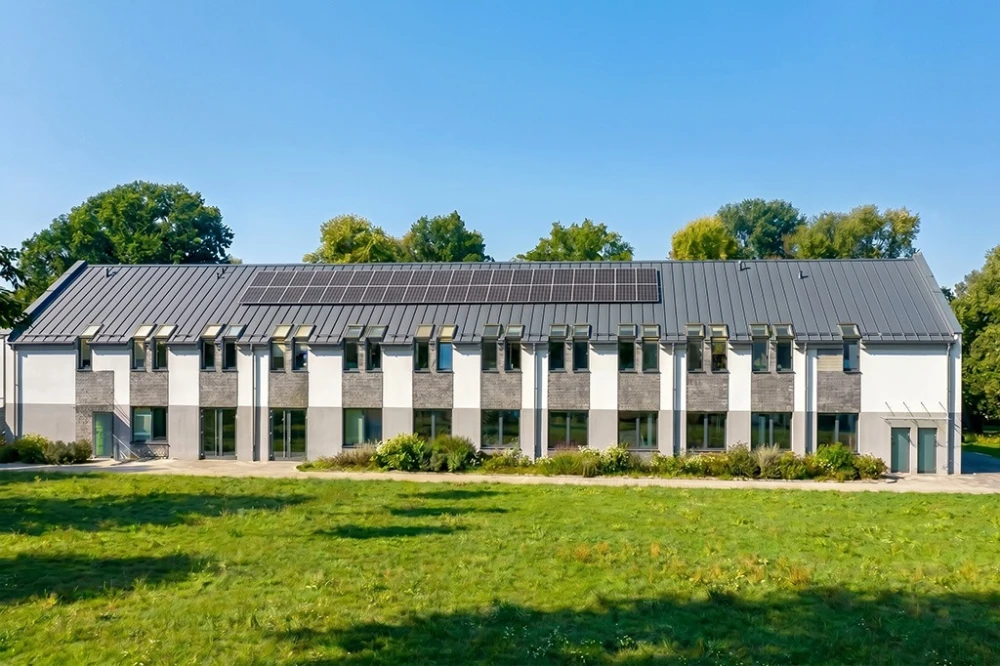 Projekt budynku zakładu opiekuńczo-leczniczego LK-174, dwukondygnacyjny, niepodpiwniczony, z parterem oraz poddaszem użytkowym - wizualizacja elewacji lewej