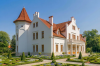 Projekt domu Sokołowiec 2 RWL-03, piętrowy z poddaszem użytkowym, z garażem czterostanowiskowym, częściowo podpiwniczony - wizualizacja elewacji prawej