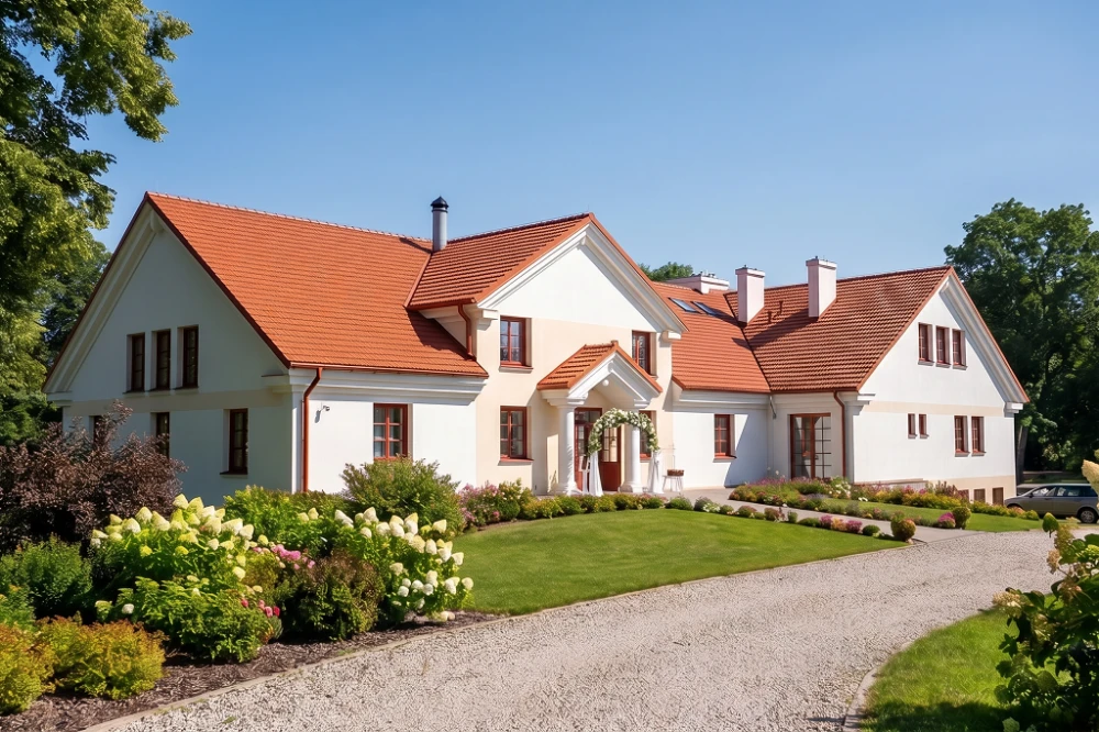 Projekt domu weselnego K-17,  parterowy z poddaszem użytkowym, częściowo podpiwniczony - wizualizacja elewacji frontowej