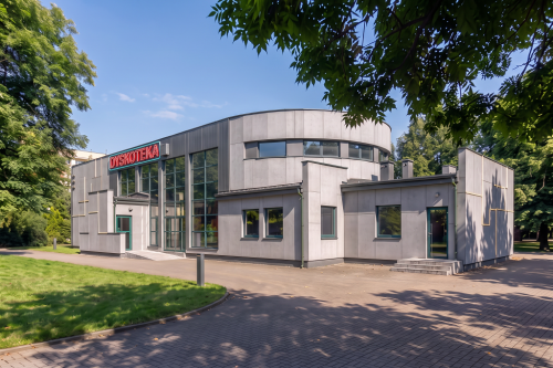Projekt dyskoteki K-10, budynek parterowy z antresolą, częściowo podpiwniczony - wizualizacja elewacji prawej