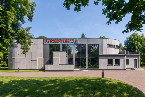 Projekt dyskoteki K-10, budynek parterowy z antresolą, częściowo podpiwniczony - wizualizacja elewacji frontowej