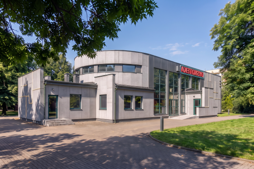 Projekt dyskoteki LK-10, budynek parterowy z antresolą, częściowo podpiwniczony - wizualizacja elewacji lewej