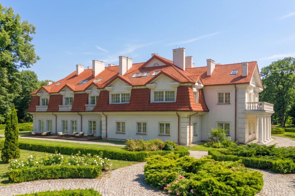 Projekt hotelu K-12, budynek piętrowy z poddaszem użytkowym, częściowo podpiwniczony - wizualizacja elewacji lewej