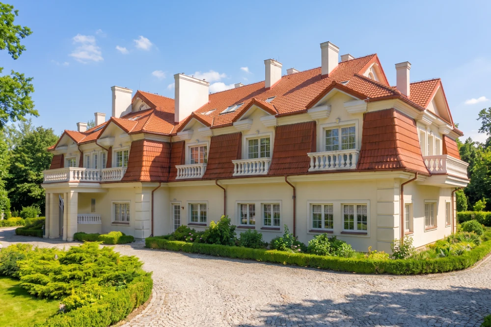 Projekt hotelu K-12, budynek piętrowy z poddaszem użytkowym, częściowo podpiwniczony - wizualizacja elewacji prawej