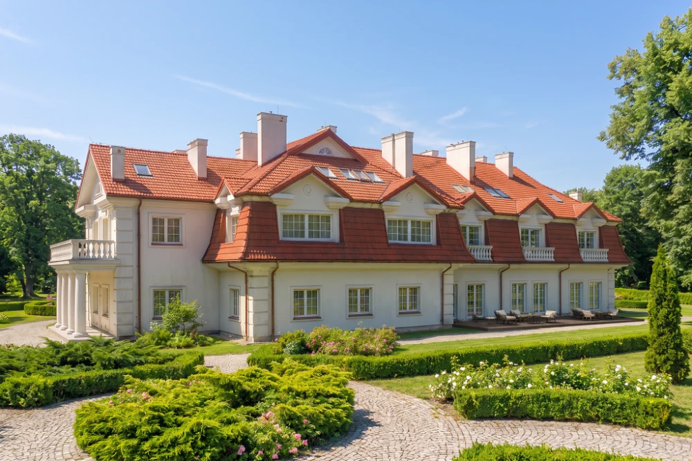 Projekt hotelu LK-12, budynek piętrowy z poddaszem użytkowym, częściowo podpiwniczony - wizualizacja elewacji prawej