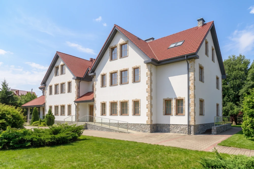 Projekt pensjonatu K-20, budynek piętrowy z poddaszem do adaptacji, podpiwniczony - wizualizacja elewacji prawej