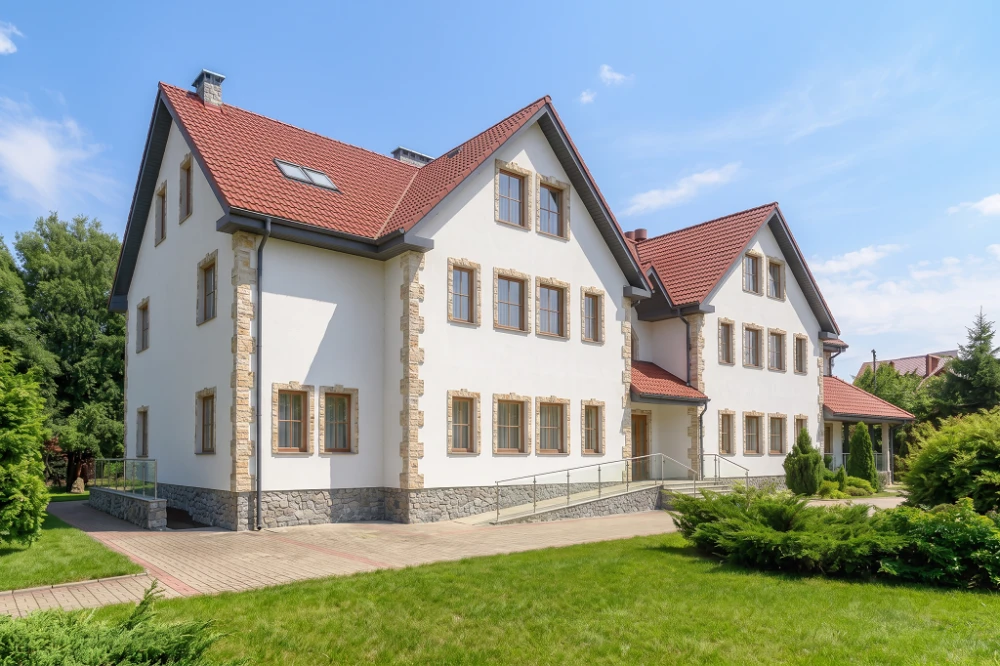 Projekt pensjonatu LK-20, budynek piętrowy z poddaszem do adaptacji, podpiwniczony - wizualizacja elewacji lewej